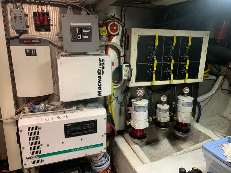 Slide: The Image of 1997 Bayliner 5788 Pilot House Motoryacht seating area with black covers and chevron-patterned cushions. - 19