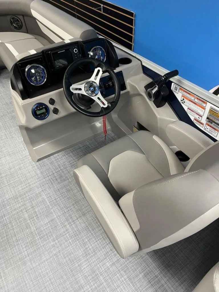 Slide: The Image of Premier 220 Sunscape 2025 - 4