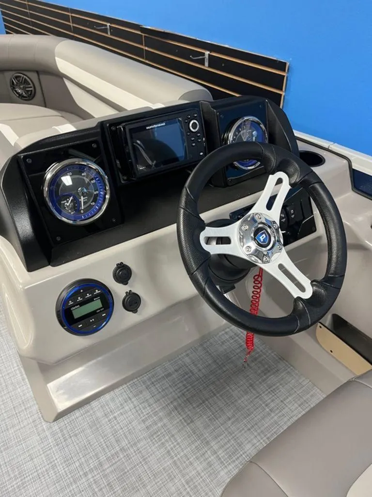 Slide: The Image of Premier 220 Sunscape 2025 - 7