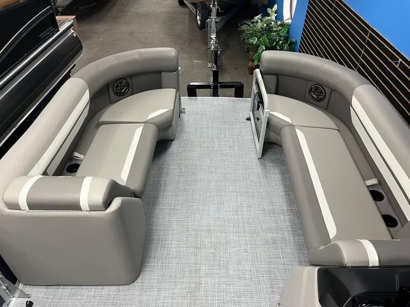 Slide: The Image of Premier 220 Sunscape 2025 - 8