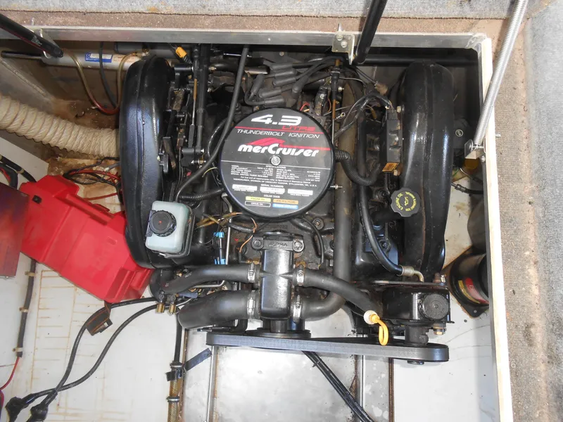 Slide: The Image of MerCruiser 4.3L engine in 1998 Lakeview 5516 boat compartment. - 20