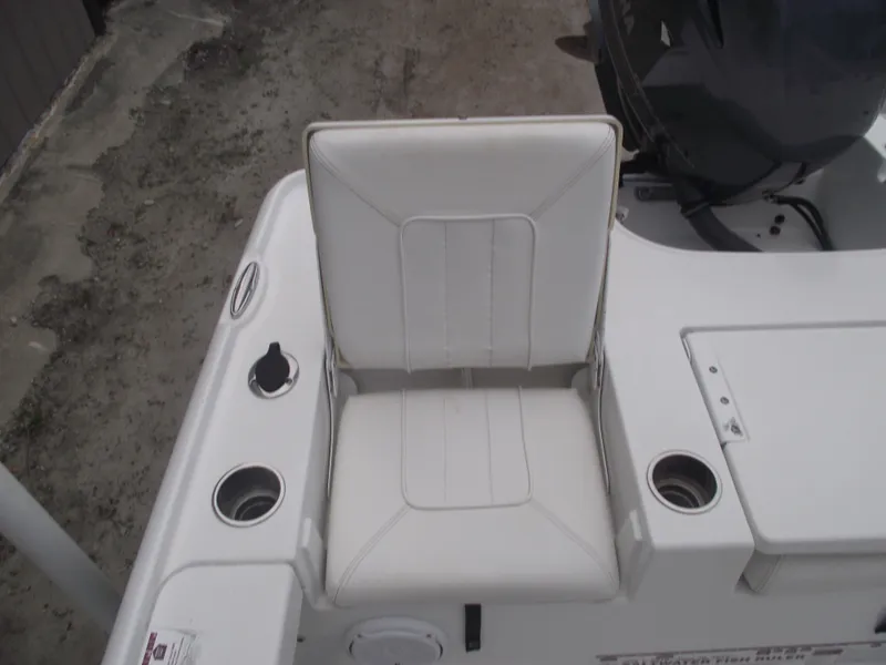 Slide: The Image of White seat on 2019 Sea Hunt BX 22 BR boat with cup holders. - 29
