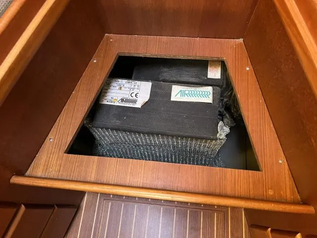 Slide: The Image of Grand Banks 38 Eastbay EX 1999 - 70