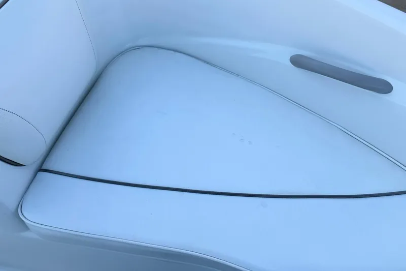 Slide: The Image of White seating area of a 2002 Bayliner 185 BR boat. - 22