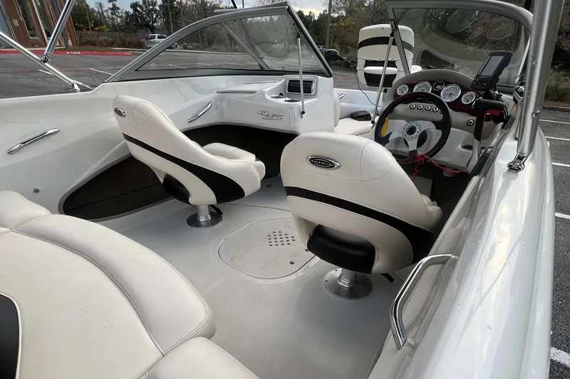 Slide: The Image of Interior of a 2013 Tahoe Q5i boat with white and black seating. - 8