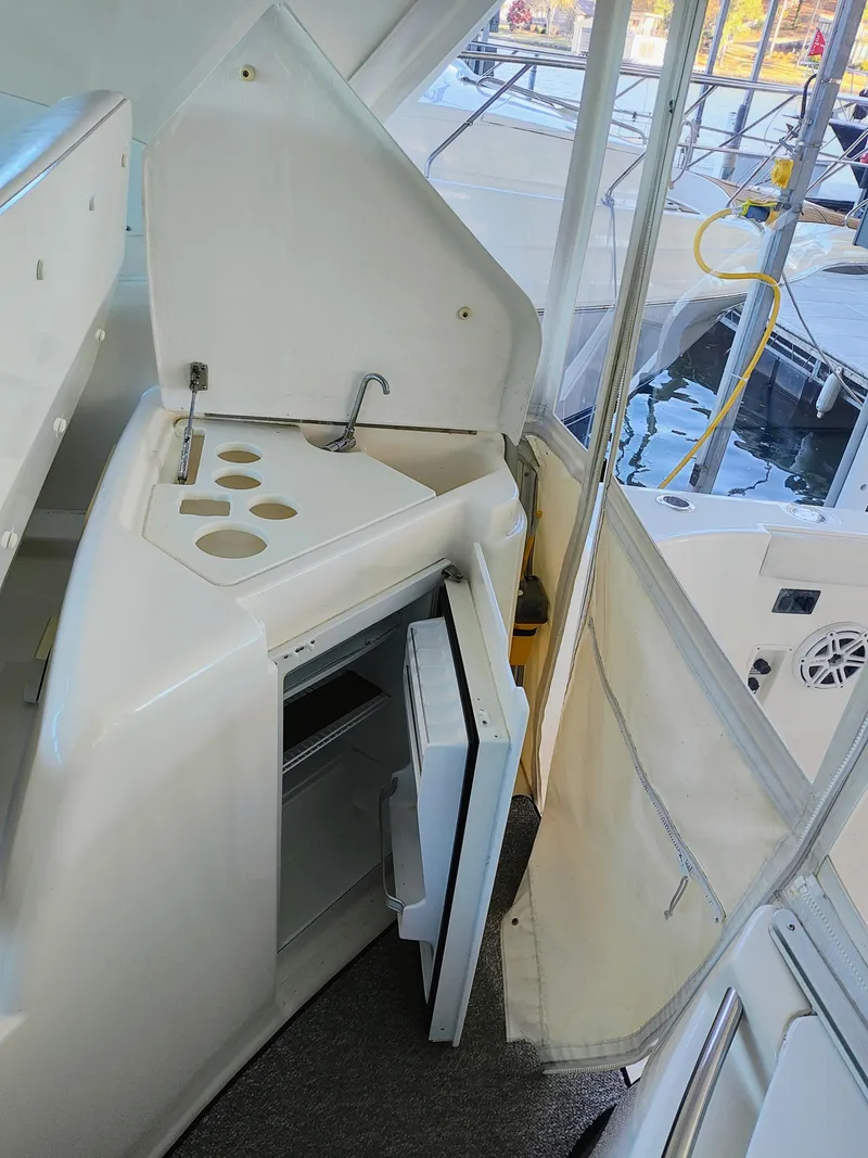 Slide: The Image of Tiara 4400 Sovran 2004 - 15