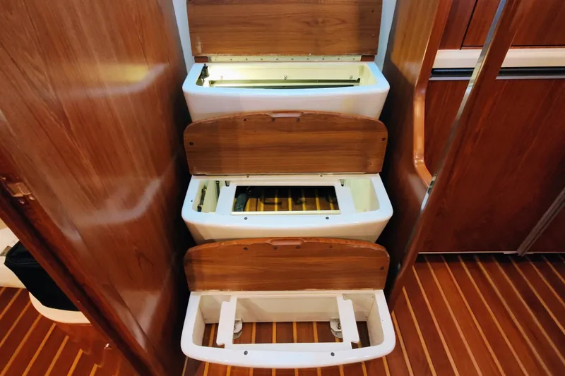 Slide: The Image of Tiara 4400 Sovran 2004 - 22