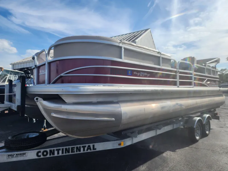 Slide: The Image of 2019 Sun Tracker 24 DLX Party Barge pontoon boat on a Continental trailer. - 10