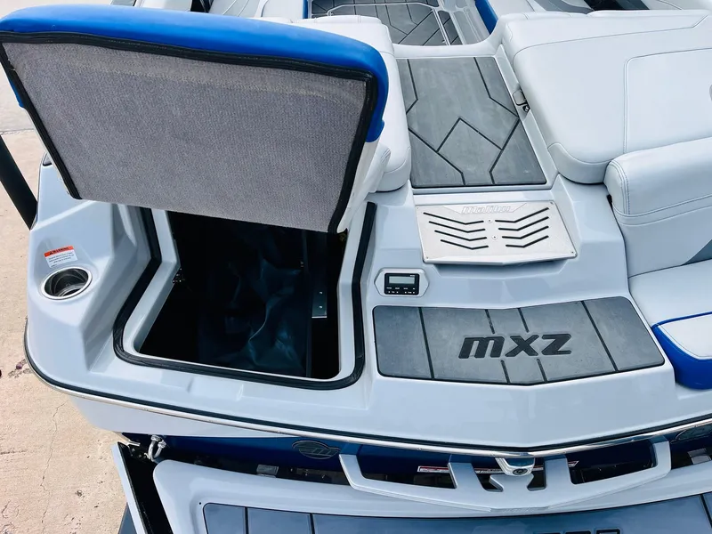 Slide: The Image of Malibu Wakesetter 24 MXZ 2020 - 54