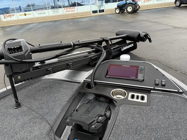 Slide: The Image of 2025 Ranger Z519R boat with Lowrance electronics and trolling motor on deck. - 3