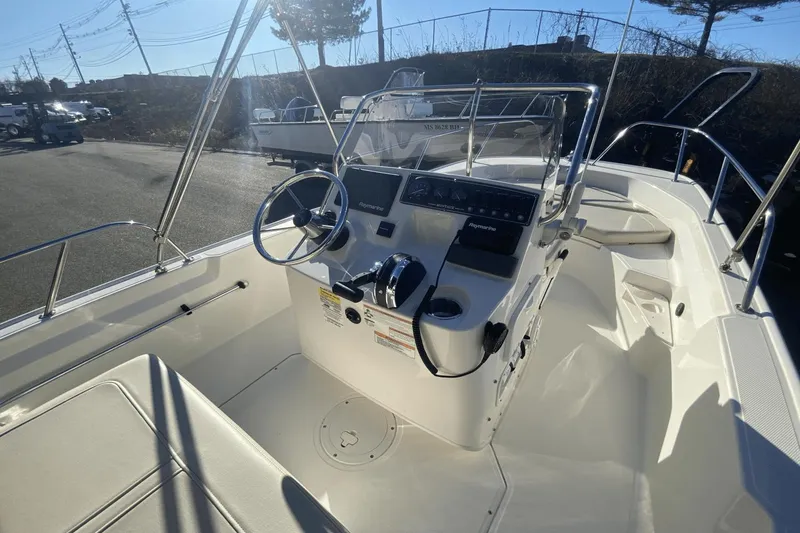 Slide: The Image of Boston Whaler 170 Montauk 2021 - 5
