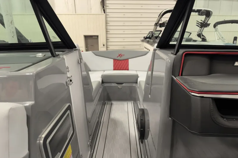 Slide: The Image of MasterCraft XT22 2025 - 31