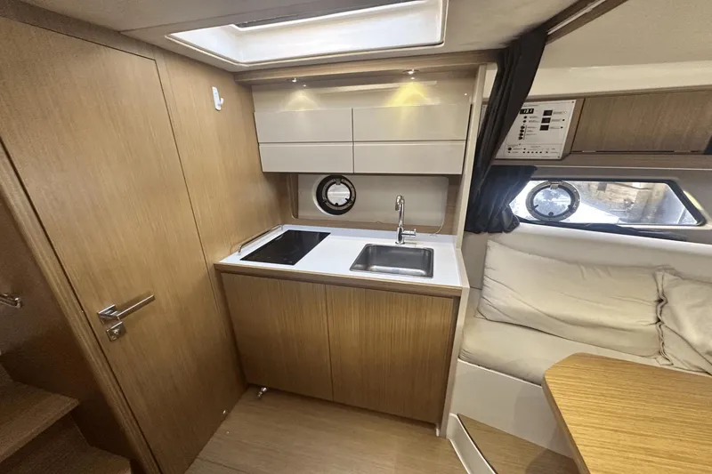 Slide: The Image of Azimut Atlantis 34 2014 - 5