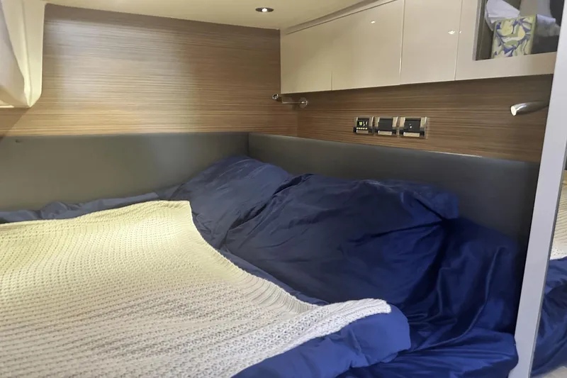 Slide: The Image of Azimut Atlantis 34 2014 - 8