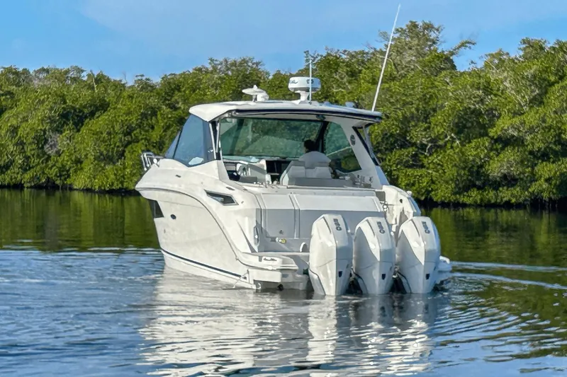 Slide: The Image of Sea Ray 320 Sundancer Outboard 2023 - 1