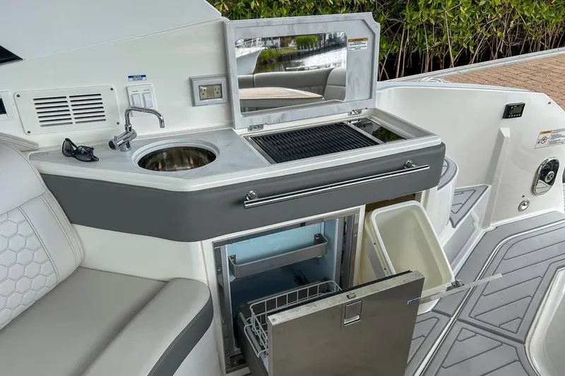 Slide: The Image of Sea Ray 320 Sundancer Outboard 2023 - 10