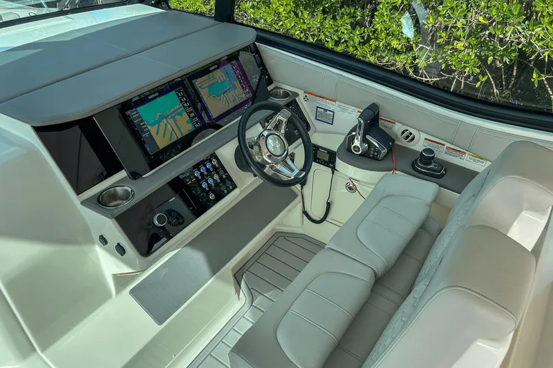 Slide: The Image of Sea Ray 320 Sundancer Outboard 2023 - 11