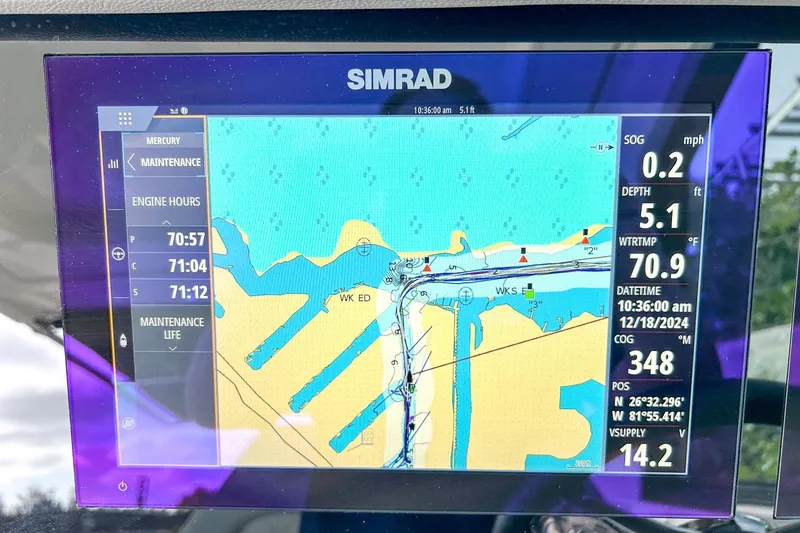 Slide: The Image of Sea Ray 320 Sundancer Outboard 2023 - 13