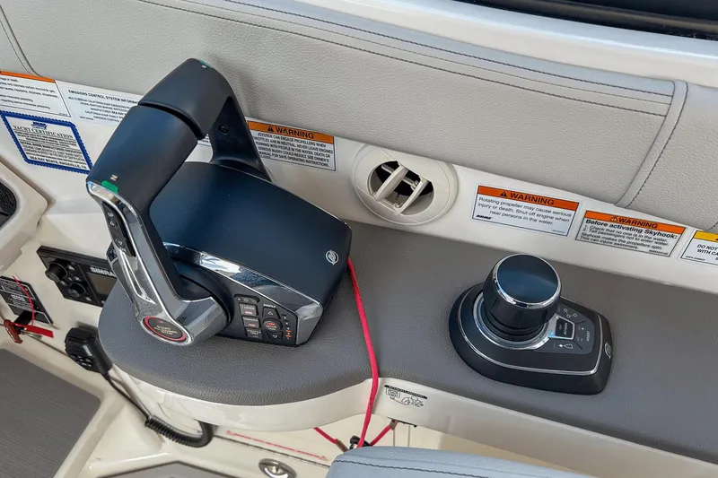 Slide: The Image of Sea Ray 320 Sundancer Outboard 2023 - 16