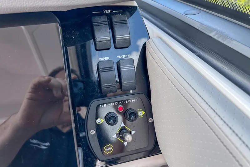 Slide: The Image of Sea Ray 320 Sundancer Outboard 2023 - 17