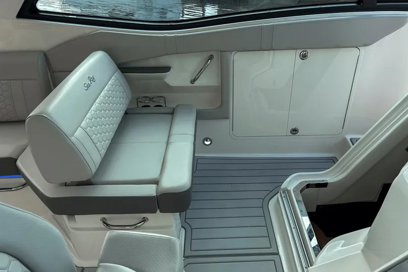 Slide: The Image of Sea Ray 320 Sundancer Outboard 2023 - 18