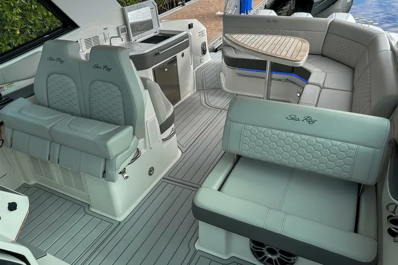 Slide: The Image of Sea Ray 320 Sundancer Outboard 2023 - 19