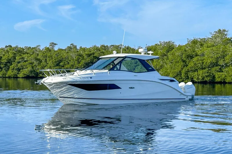 Slide: The Image of Sea Ray 320 Sundancer Outboard 2023 - 2