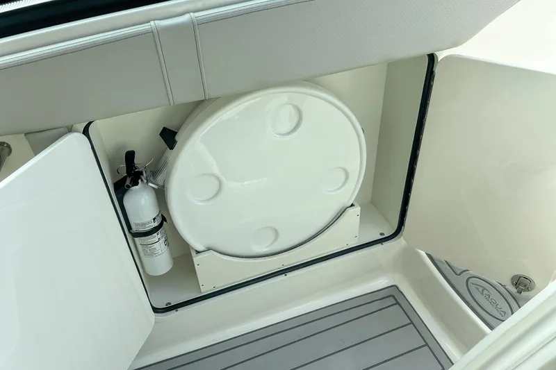 Slide: The Image of Sea Ray 320 Sundancer Outboard 2023 - 20