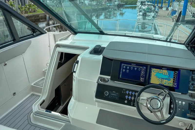 Slide: The Image of Sea Ray 320 Sundancer Outboard 2023 - 21