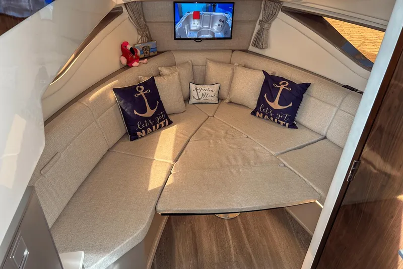 Slide: The Image of Sea Ray 320 Sundancer Outboard 2023 - 22
