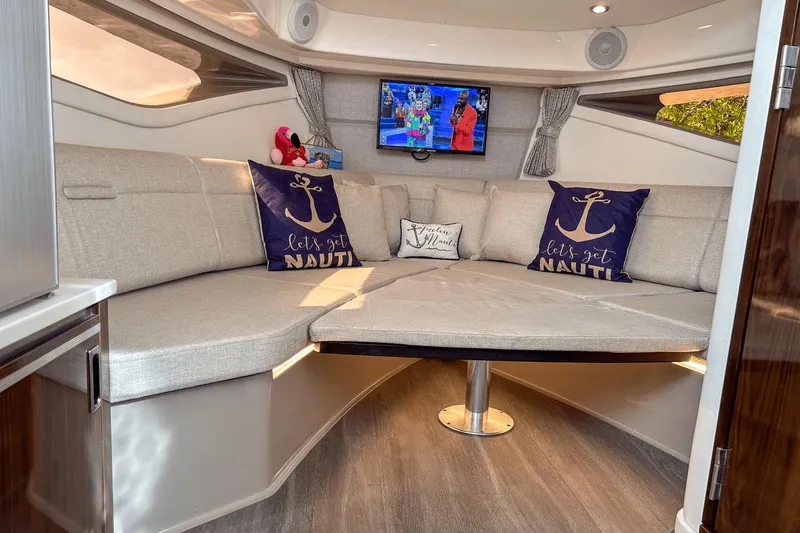 Slide: The Image of Sea Ray 320 Sundancer Outboard 2023 - 23
