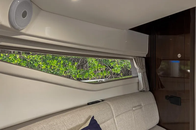 Slide: The Image of Sea Ray 320 Sundancer Outboard 2023 - 26