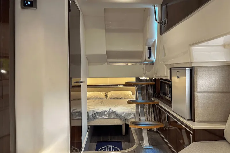 Slide: The Image of Sea Ray 320 Sundancer Outboard 2023 - 27