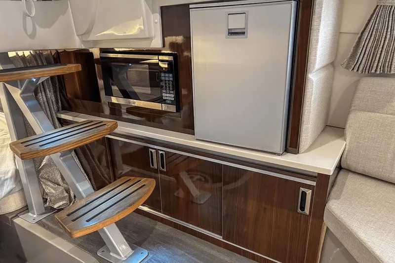 Slide: The Image of Sea Ray 320 Sundancer Outboard 2023 - 28