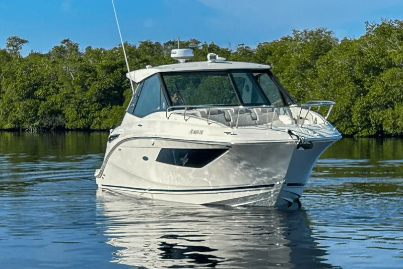 Slide: The Image of Sea Ray 320 Sundancer Outboard 2023 - 3