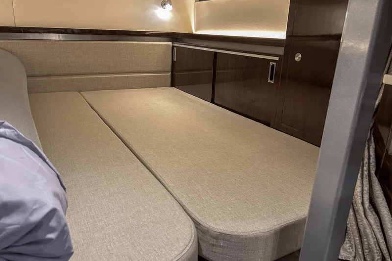 Slide: The Image of Sea Ray 320 Sundancer Outboard 2023 - 30