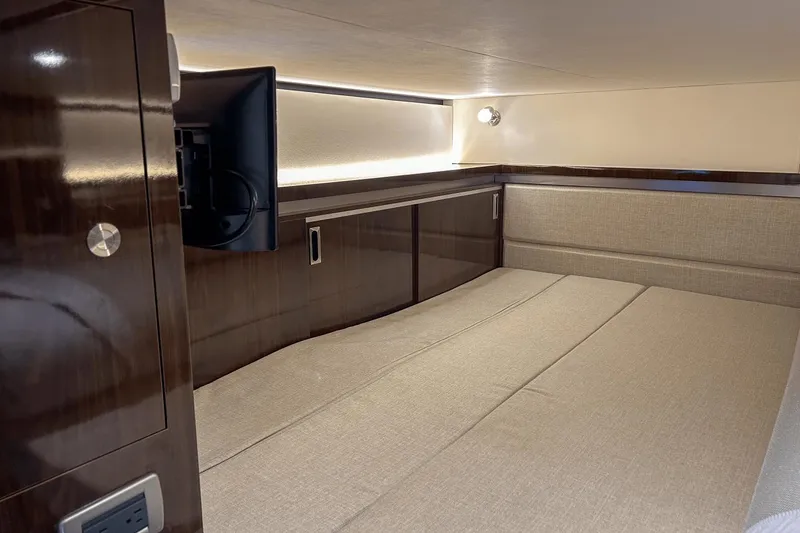 Slide: The Image of Sea Ray 320 Sundancer Outboard 2023 - 31