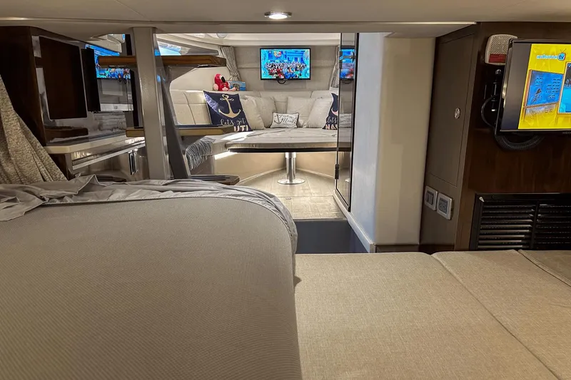 Slide: The Image of Sea Ray 320 Sundancer Outboard 2023 - 32