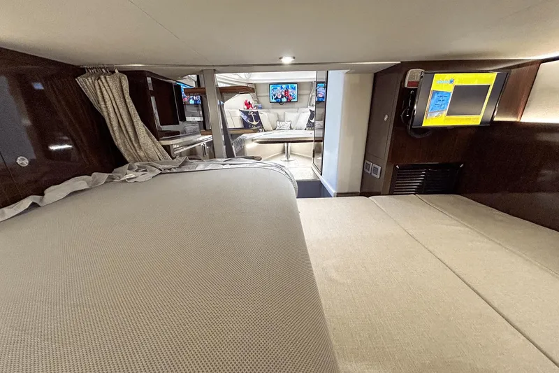 Slide: The Image of Sea Ray 320 Sundancer Outboard 2023 - 33