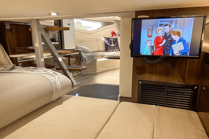 Slide: The Image of Sea Ray 320 Sundancer Outboard 2023 - 34