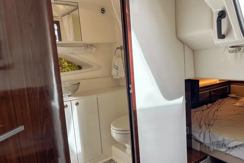Slide: The Image of Sea Ray 320 Sundancer Outboard 2023 - 35