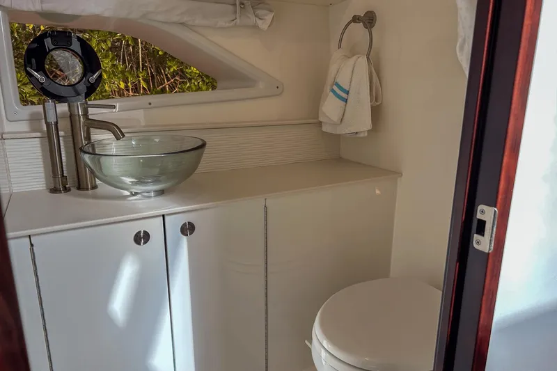 Slide: The Image of Sea Ray 320 Sundancer Outboard 2023 - 36