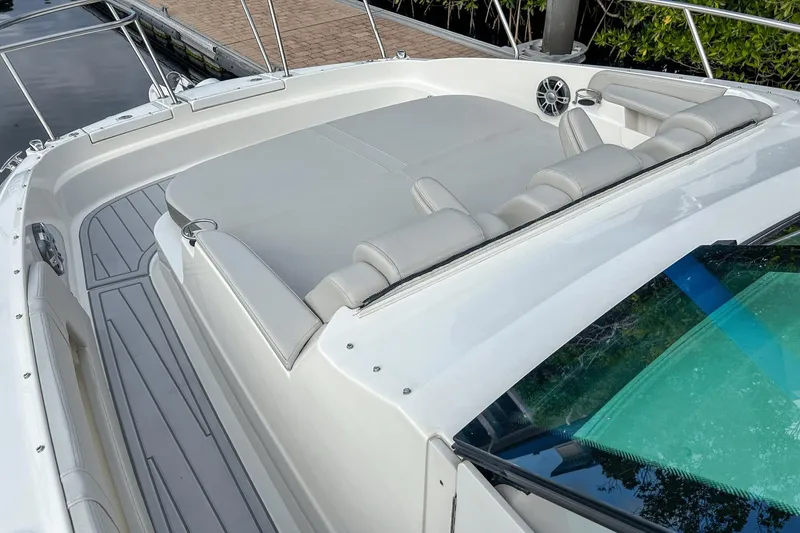 Slide: The Image of Sea Ray 320 Sundancer Outboard 2023 - 37