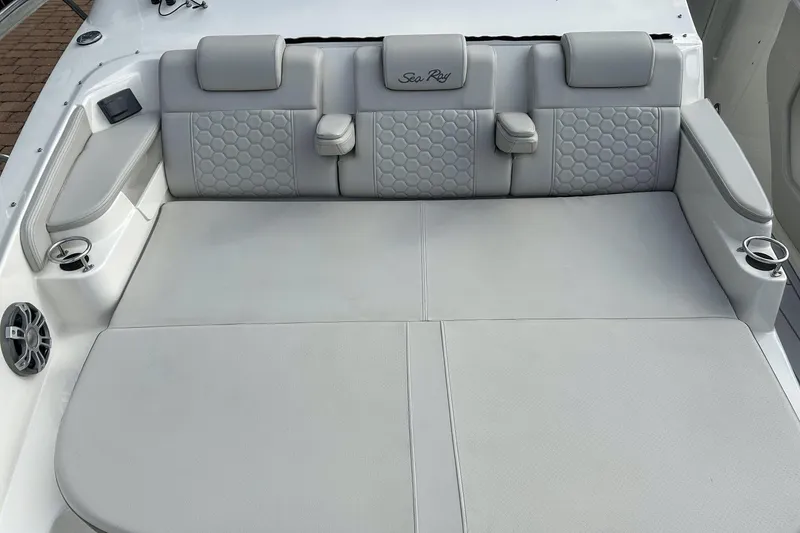 Slide: The Image of Sea Ray 320 Sundancer Outboard 2023 - 38