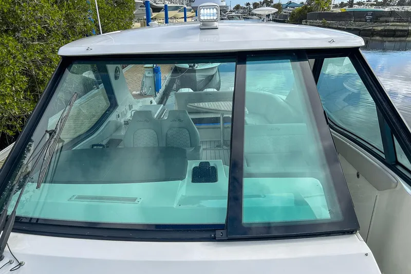 Slide: The Image of Sea Ray 320 Sundancer Outboard 2023 - 39