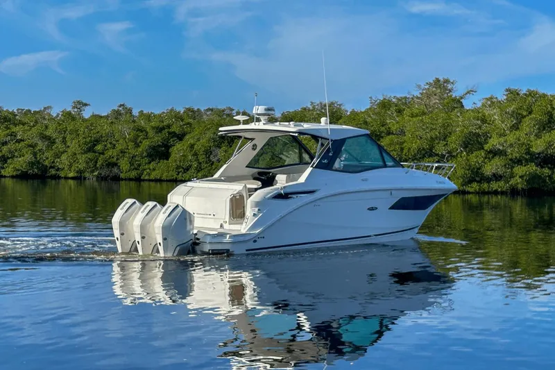 Slide: The Image of Sea Ray 320 Sundancer Outboard 2023 - 4