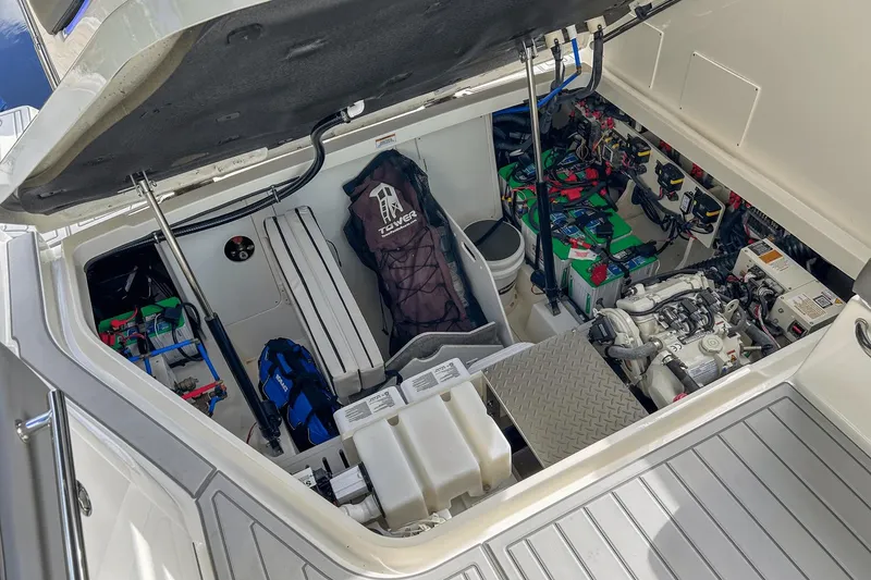 Slide: The Image of Sea Ray 320 Sundancer Outboard 2023 - 40