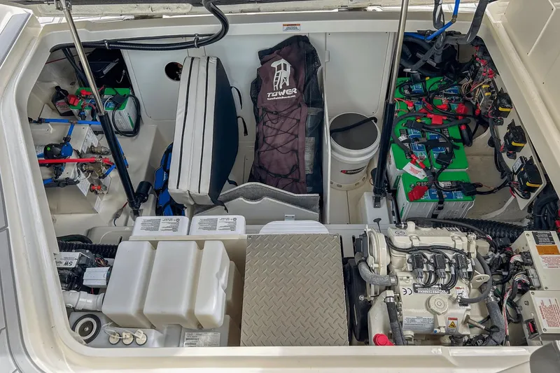 Slide: The Image of Sea Ray 320 Sundancer Outboard 2023 - 41