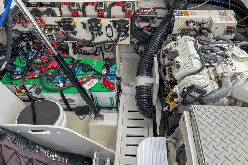 Slide: The Image of Sea Ray 320 Sundancer Outboard 2023 - 42