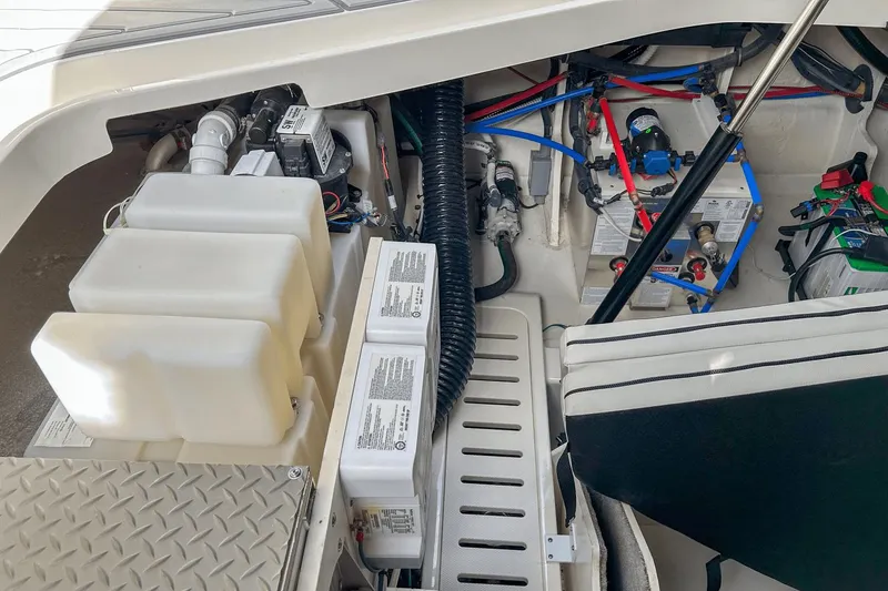Slide: The Image of Sea Ray 320 Sundancer Outboard 2023 - 46